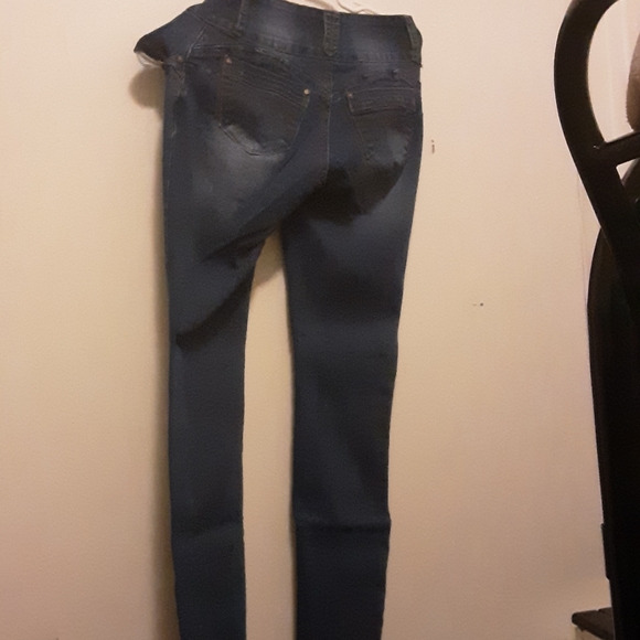 Jenas - Picture 2 of 4